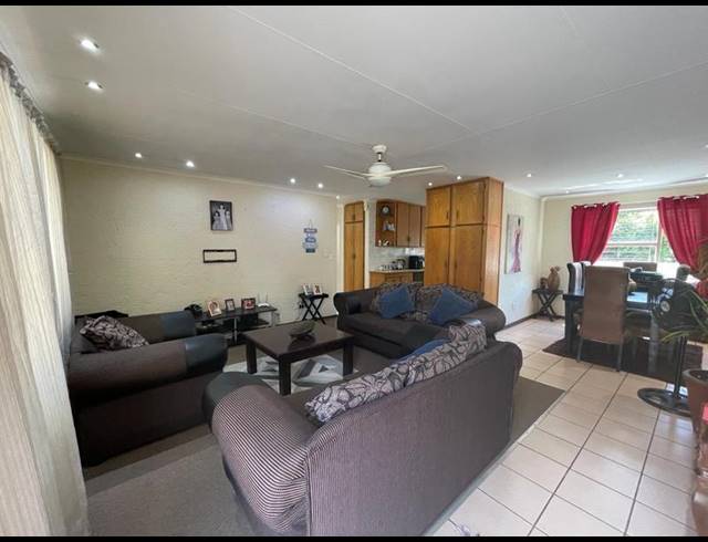 3 BEDROOM TOWNHOUSE FOR SALE IN VANDERBIJLPARK SW 5